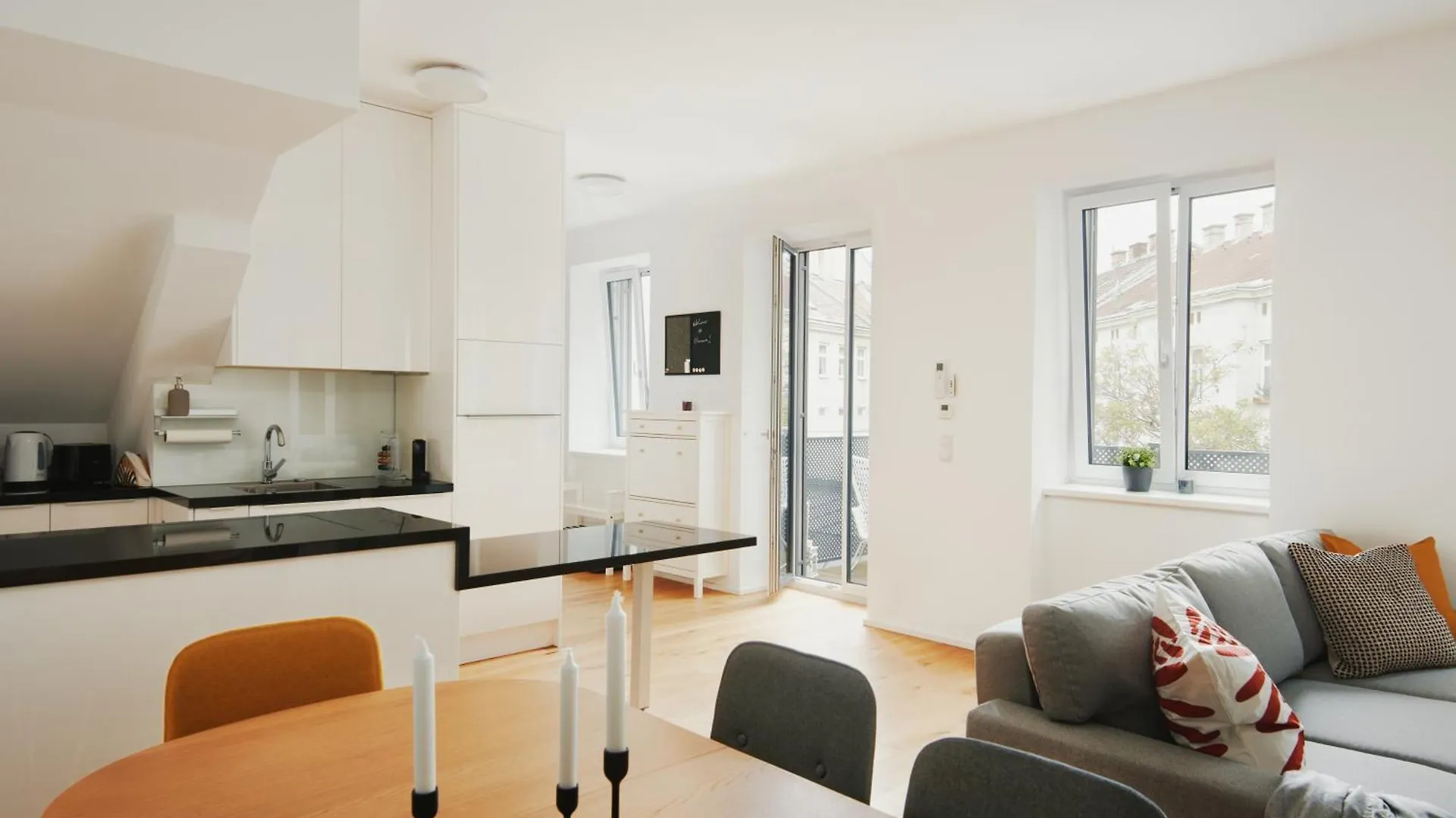New Spacious Ultra-Modern Apartment In Wien Westbahnhof 0*, Viena